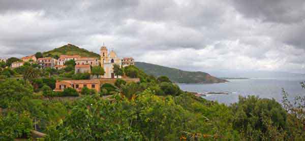 Corse : Cargese, le village et l'église catholique vue depuis l'église orthodoxe