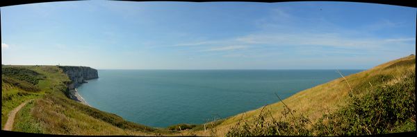 Etretat - falaises, vue vers le phare d'Antifer