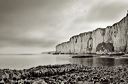 Etretat : falaises vues depuis la Porte d'Amont, conversion en noir-et-blanc de photos en couleurs