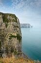 Etretat : promenade d'Amont, au loin l'Arche et l'Aiguille