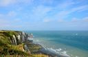 Etretat : promenade d'Amont, au loin la porte d'Amont