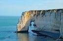 Etretat : la Manneporte vue depuis la pointe de la Courtine